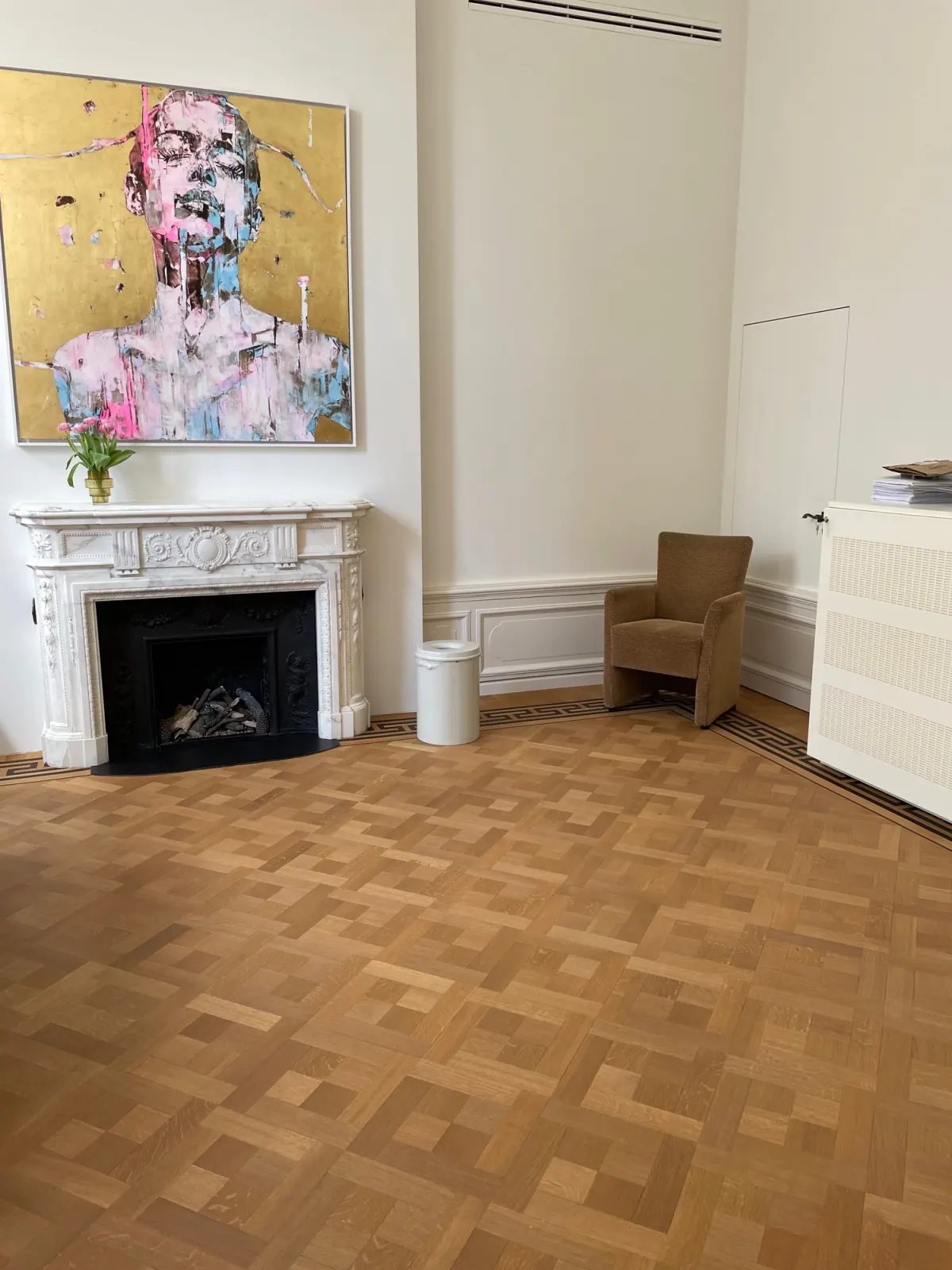 Blokjesparket in een klassieke woonkamer met schouw