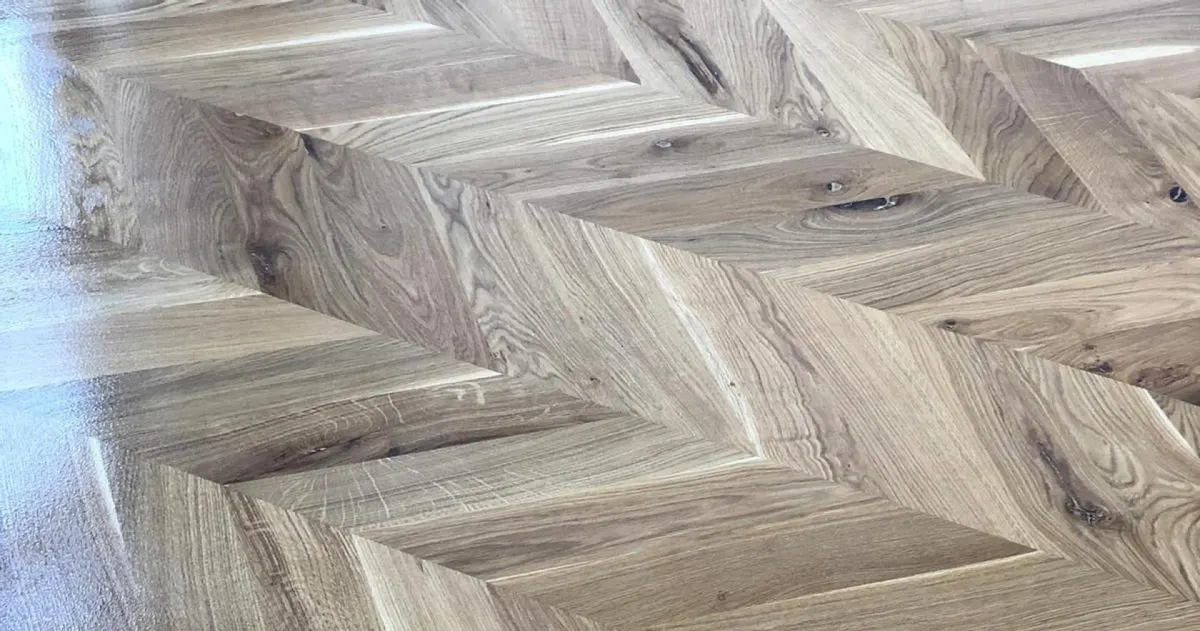 Lichte houten vloer in een woonkamer