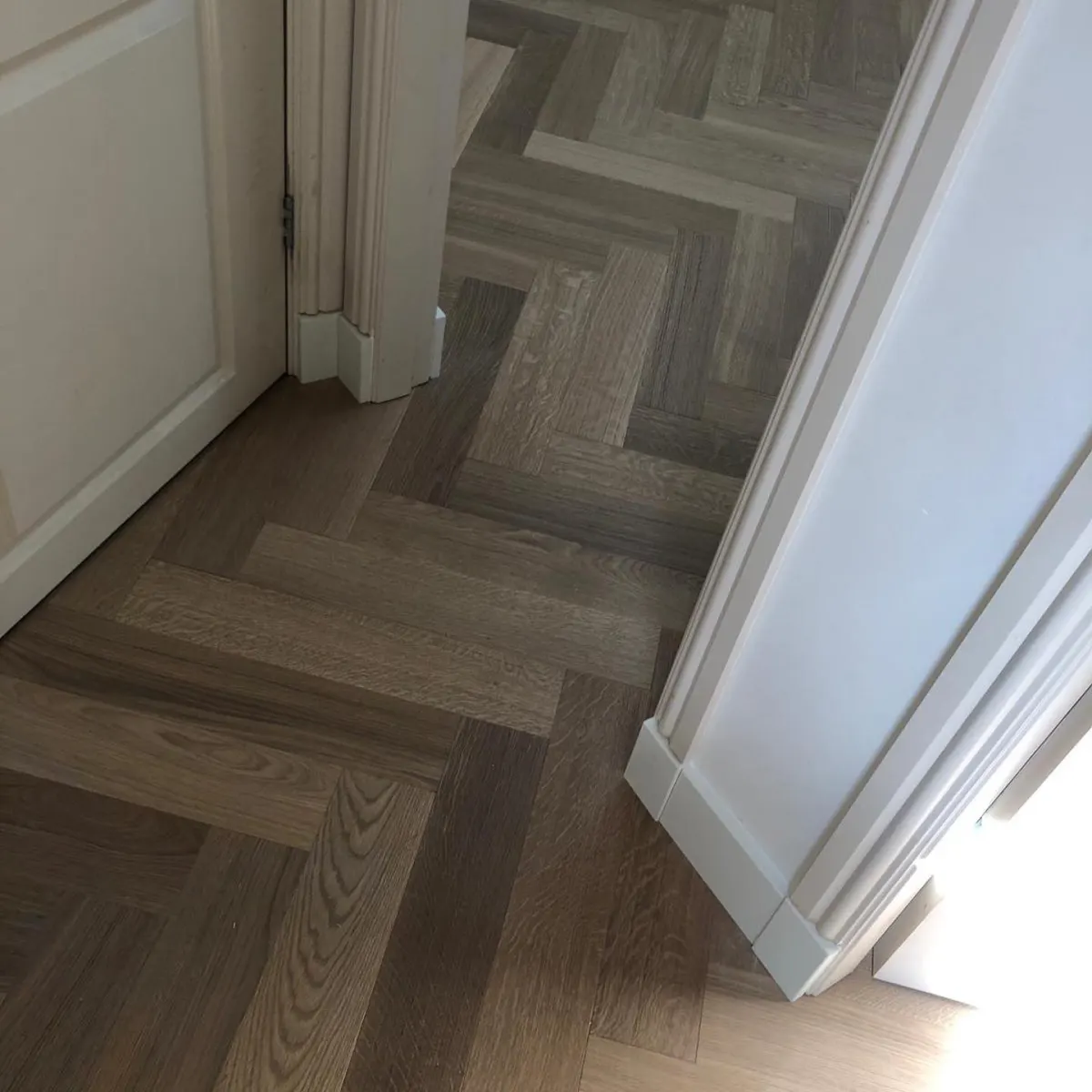 Visgraatvloer bij de trap