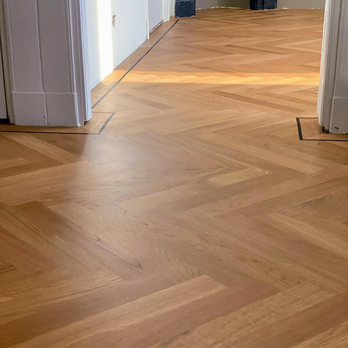 Visgraatvloer in een lichte ruimte