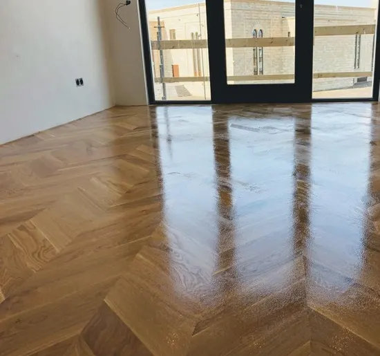 Gerenoveerde, gelakte parketvloer