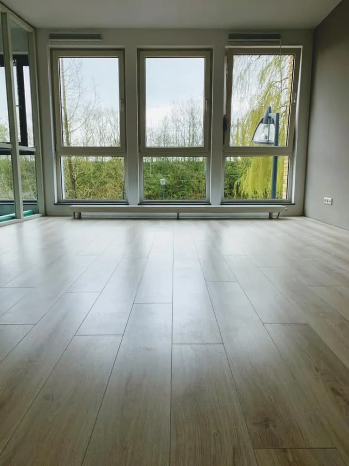 Lichte houten vloer met veel daglicht