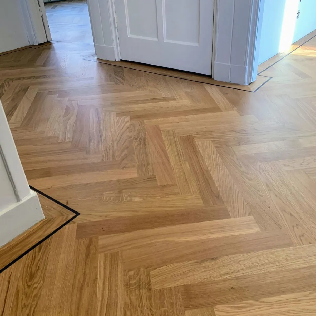 Visgraatvloer in de woonkamer